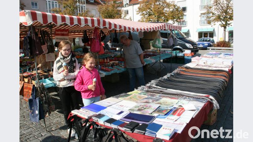 Den beiden Mädchen gefiel der sonnige Sonntag am Marktplatz. Grund dafür war aber weniger das Marktangebot, sondern das Eis, das die Fuchsmühlerinnen zuvor spendiert bekamen. Bild: wro