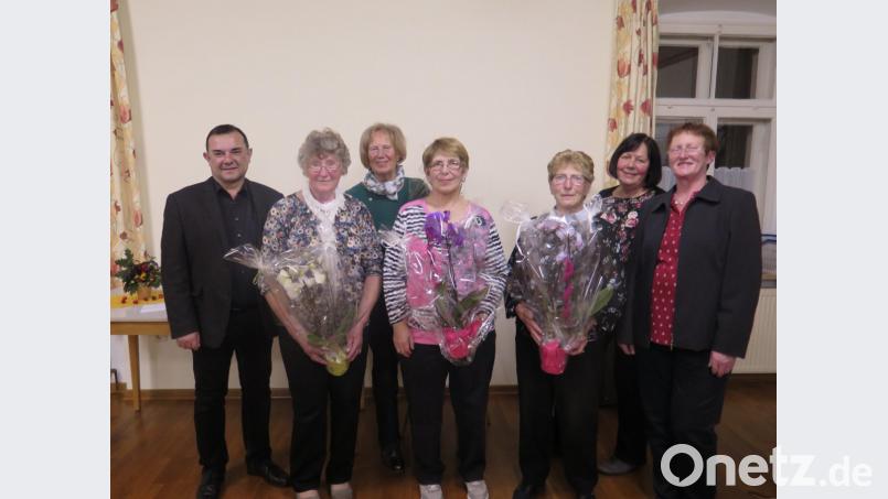Rita Ponnath, Elke Burger (von rechts) und Stadtpfarrer Konrad Amschl (links) gratulieren den Jubilarinnen Maria Schraml, Gudrun Memmel, Agnes Meister und Gretl Stich (von links) zu ihrer langjährigen Mitgliedschaft. Bild: jzk