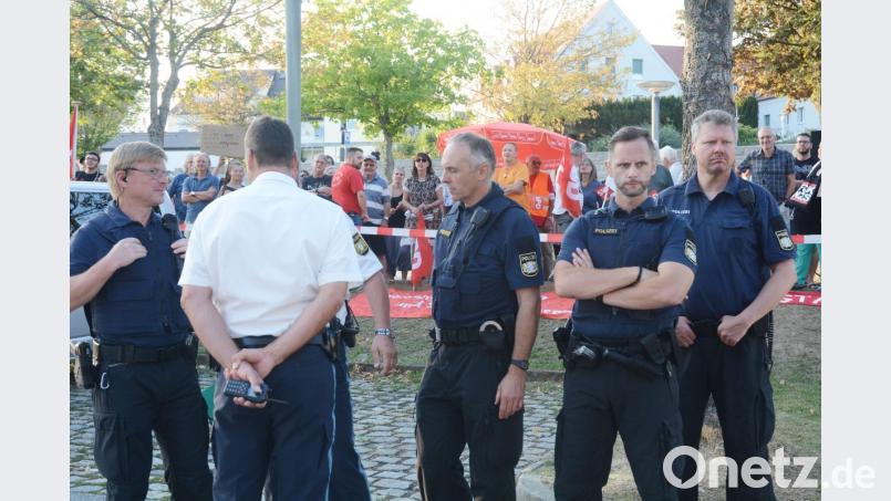 Der Wahlkampf und sein Drumherum beschert der Polizei viel Arbeit, wie hier in Neustadt, wo es bei einer AfD-Veranstaltung zu einer Gegendemonstration kam. Trotz der Streitigkeiten am Samstag plant die PI Weiden aber nicht, am nächsten Samstag prophylaktisch am Oberen Markt vertreten zu sein. Bild: Gabi Schönberger
