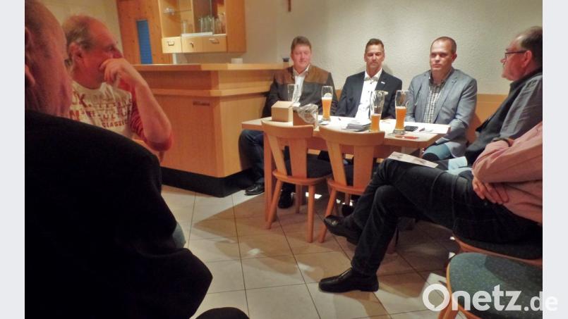 Rege und lebhaft diskutiert wird beim Bürgergespräch der Unparteiischen Wählergruppe (UWG) im Gasthaus Dötsch in Menzlas. Unser Bild zeigt (von rechts) UWG-Vorsitzenden Gerhard Löckler sowie Holger Götz, Thomas Riedl und Bernhard Schmidt, die Direkt- und Listenkandidaten der Freien Wähler für die Landtags- und Bezirkstagswahlen. Bild: br