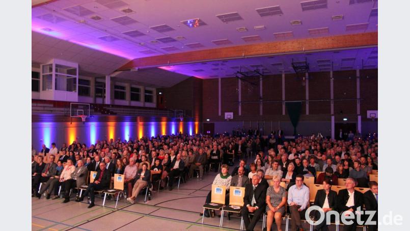 Die Halle ist in den Raiffeisenbank-Farben Blau und Orange gehalten. Bild: stg