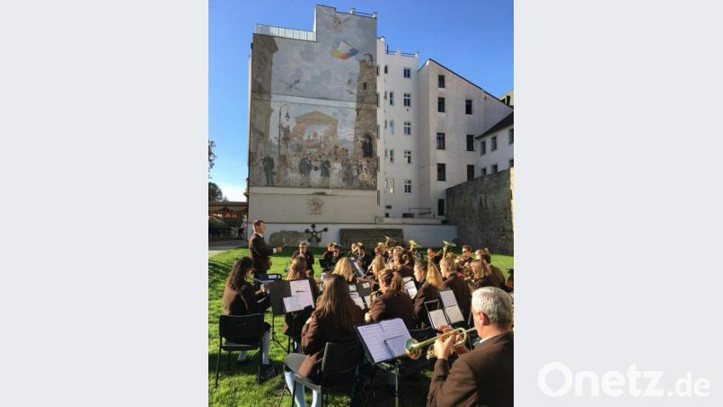 Platzkonzert der Stadtkapelle vor der beeindruckenden Kulisse am Theatrum-Mundi-Platz. Bild: Magdalena Zach