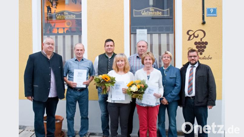 Seniorchef Berthold Brunner ehrt seine langjährigen Mitarbeiter: August Brunner, Juniorchef Thomas Sladky, Kerstin Staiculescu, Ernst Riedl und Resi Konrad (von links). Auch Obermeister Wolfgang Schmidt und Angelika Brunner (von rechts) und gratulieren den fünf Geehrten. Bild: exb