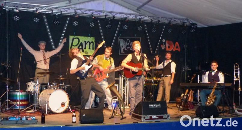 Die 6 Jungs von Pam Pam Ida begeistern das Publikum im Kastler Festzelt mit moderner Rockmusik und Mundart. Bild: jp
