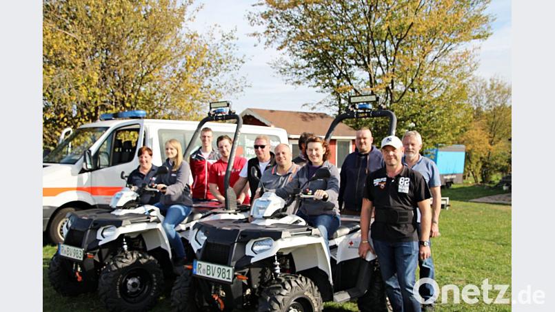 Ein Training im Quad-Fahren absolvieren die Rotkreuzler aus Eschenbach und Thurndorf: BRK-Bezirksbereitschaftsleiter Dieter Hauenstein (Fünfter von links) aus Sulzbach-Rosenberg weist sie zur Vorbereitung auf Einsätze mit den Fahrzeugen in deren Handhabung ein. Bild: jma