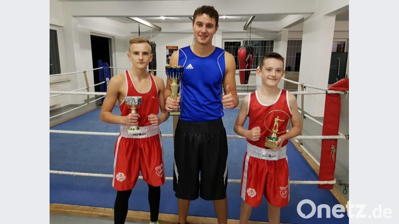 Die Amberger Boxer Artur Schönfeld, Vladislav Schefer und Eric Propp (von links) gewannen ihre Kämpfe beim „24. Boxturnier um den Pokal der Stadt Zwickau“. Bild: mzi
