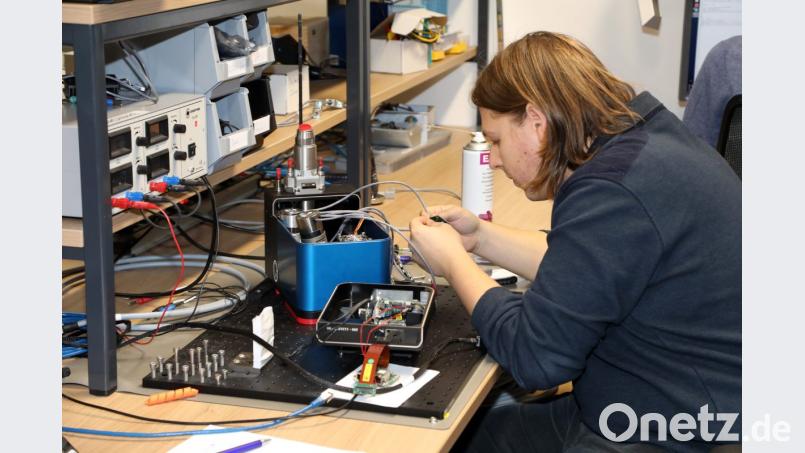 Bei allen Handgriffen ist Präzision gefordert, auch bei der physikalischen Messung. Bild: Gerhard Götz