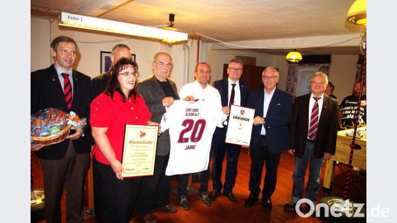 Gleich vier amtierende und ehemalige Bürgermeister feiern mit dem FCN-Fanclub zur Linde Kleinfalz dessen 20-jähriges Bestehen. Von links 2. Vorsitzender Georg Kraus und Schriftführerin Ingrid Schneider vom FCN-Fanbezirk 2 Ostbayern, Zweiter Bürgermeister Thorsten Grädler aus Vilseck (verdeckt), Ehrenkoordinator Karl Teplitzky, Fanclub-Präsident Thomas Weisenberger, die Bürgermeister Michael Göth aus Sulzbach-Rosenberg und Winfried Franz aus Neukirchen sowie Altbürgermeister Gerd Geismann. Bild: exb