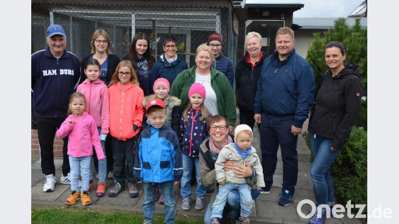 Papageienhalter Willi Kilian (links) freute sich über den Besuch der Kinder-und Jugendgruppe des Obst- und Gartenbauvereins Mitterteich, die eine exklusive Führung durch seine Papageien-Anlage erhielten. Dank zollten dafür OGV-Vorsitzende Marion Puchta (Dritte von rechts) und 2. Bürgermeister Stefan Grillmeier (Zweiter von rechts), sowie die Leiter der OGV-Nachwuchsgruppen. Bild: jr