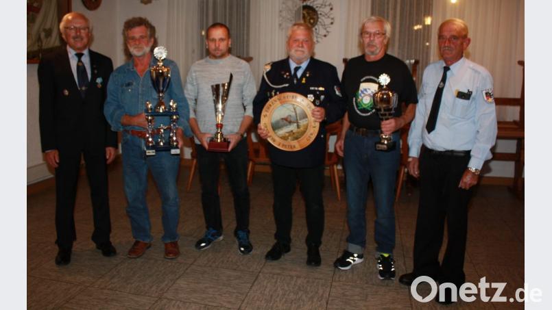 Kreisvorsitzender Ferdinand Lienerth (links) und Kreisschießwart Josef Peter (rechts) gratulieren den drei Gewinnern der Wanderpokale sowie dem Ehrenscheiben-Gewinner Karlheinz Seidel (Kameradschaft Seußen). Bild: lk