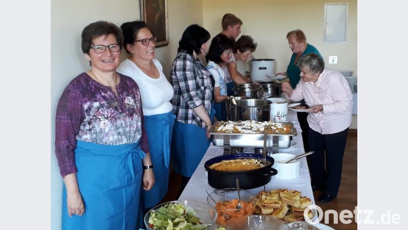Die Sprecherin des Pfarrgemeinderates, Marita Doleschal (links), freut sich über viele fleißige Hände beim Erntedank-Brunch im voll besetzten Herz-Jesu-Pfarrheim. Bild: mez