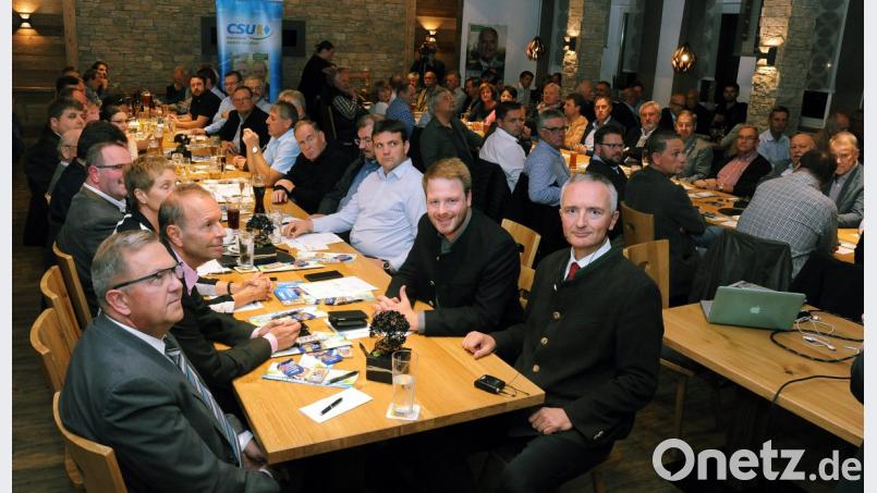 „Ausverkauft“ war der Gasthof Zum Wulfen in Kauerhof, wo die Kandidaten für Land- und Bezirkstag dazu aufriefen, bis zum letzten Tag noch unentschlossene bayerische Wähler für die CSU zu gewinnen. Bild: gf