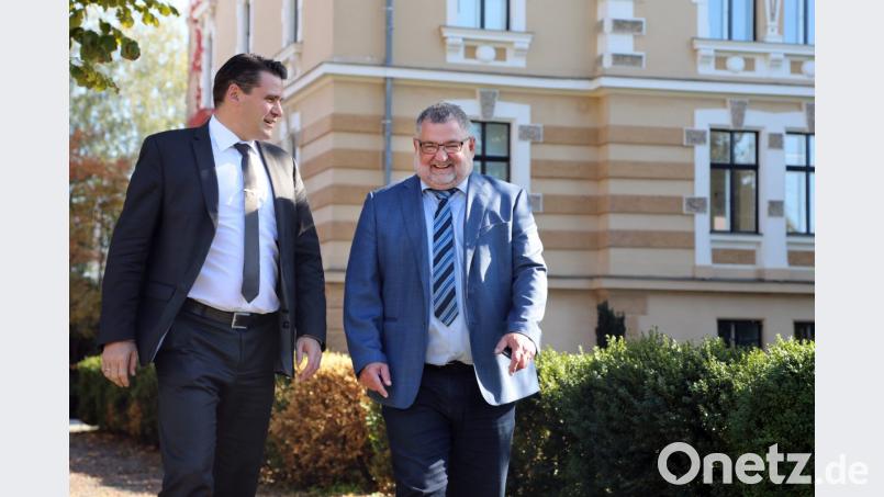 Die beiden Bezirkstagkandidaten Landrat Thomas Ebeling (links) und der Nabburger Bürgermeister Armin Schärtl unterwegs im Park des Oberpfälzer Künstlerhauses. Bild: Gerhard Götz