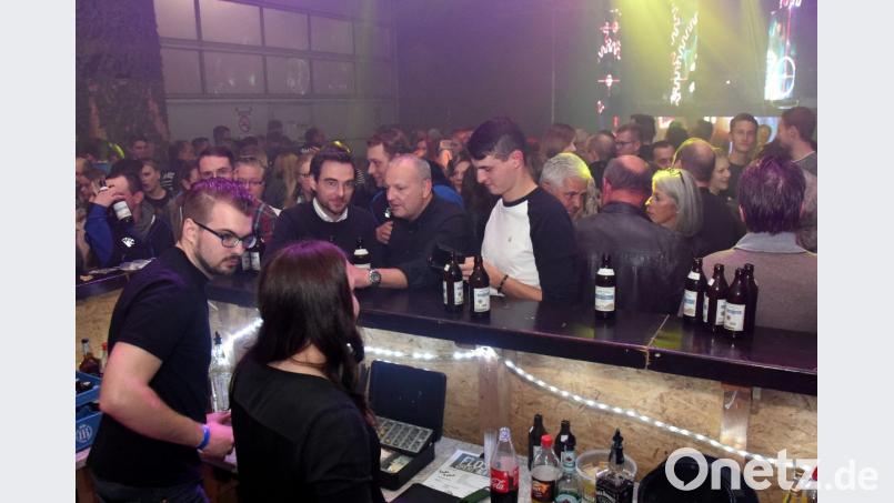 Gute Laune bei der JU-Party &quot;Floss dreht auf&quot;. Bild: bgm