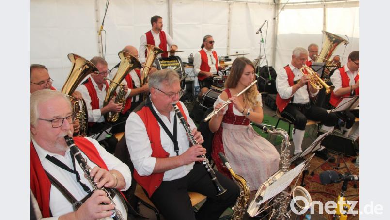 Die Tirschenreuther Stadtkapelle sorgte für Stimmung im Festzelt. Bild: kro