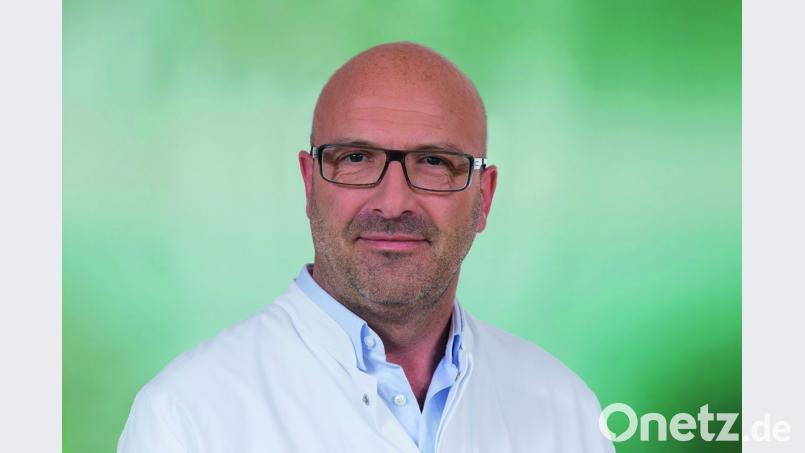 Leitender Arzt Marc Philippbaar referiert über die Schlüsselochchirurgie. Bild: Asklepios Klinik Oberviechtach