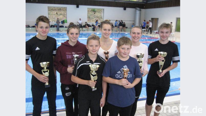 Die TSC- Pokalsieger beim Cabriosol-Cup in Pegnitz v. li.: Kilian Züllich, Kathrin Bachmeier, Peter Fuhrmann, Carina Bönisch, Leonhard Fütterer, Viktoria Bogner, Fynn Legat. (Es fehlen Dominika Codlova und Sophie Härtl) Bild: rbg