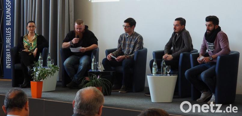 Adriane, Matthias, Rainer, Frederik und Omar (von links) berichten am Europatag über ihre Auslandsaufenthalte als Berufsschüler. Bild: Bühner