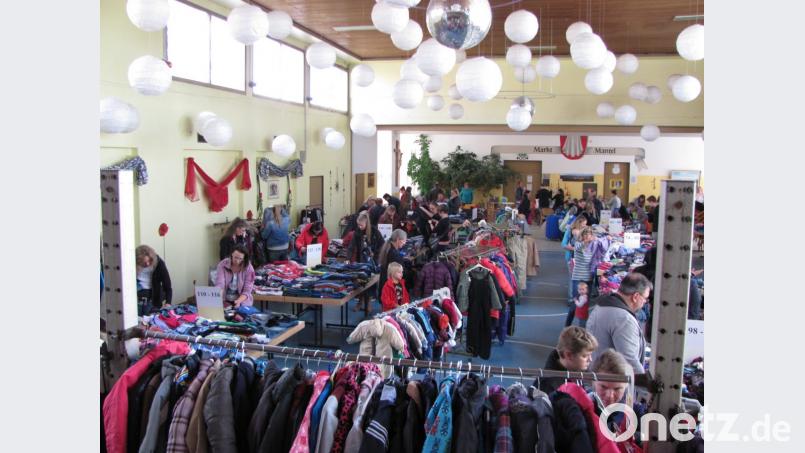 An den Wühltischen und auf der Bühne bei den Spielsachen sind Schnäppchenjäger zu finden. Bild: sei