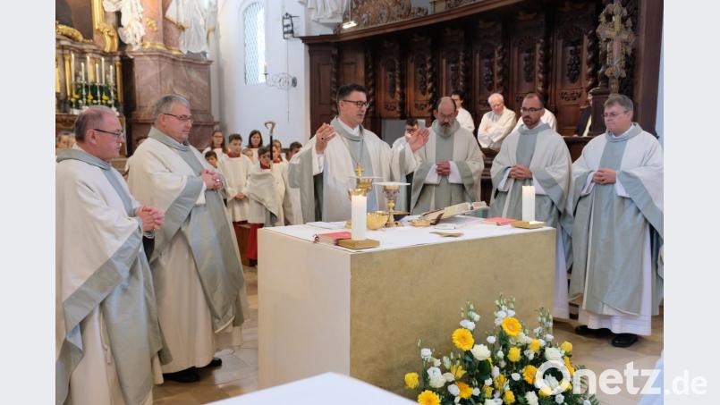 Das Rosenkranzfest gehört zu den alljährlichen „Hochfesten“ der Klosterpfarrei. Zusammen mit den Mitgliedern der Speinsharter Klostergemeinschaft feiert der neue Abt des Prager Prämonstratenser-Klosters Strahov, Daniel Janácek (am Altar), als Hauptzelebrant das Pontifikalamt. Bild: do