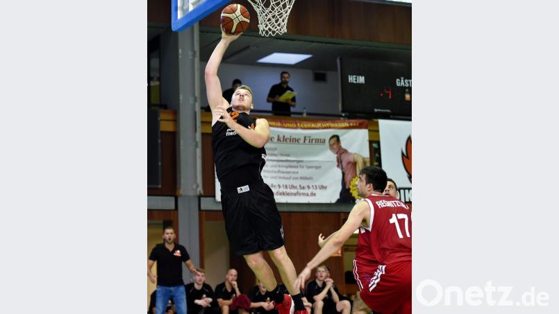Jonas Meißner war unter den Körben kaum aufzuhalten. Der Neustädter Center glänzte gegen Tabellenführer Regnitztal mit Spielübersicht und starker Präsenz. Bild: Gerhard Büttner