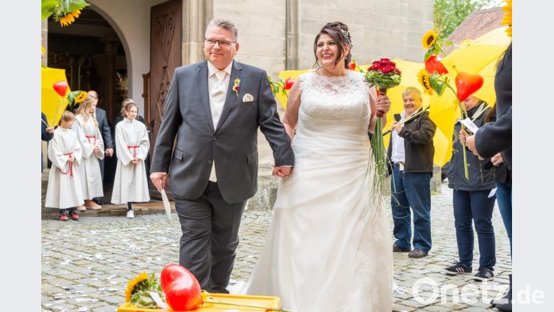 Durch ein Spalier aus gelben Regenschirmen schreiten Stephan Siegert und seine Andrea am Tag ihrer Hochzeit. Bild: pml