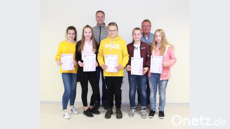 Dirigent Sebastian Kunschir und Vorsitzender Edi Kunschir (von links, hinten) gratulierten Johanna Bösl, Marina Dietl, Paul Winter, Hannes Selch und Katharina Pößl (von links) zur erfolgreich abgelegten Bronzeprüfung. Bild: bej