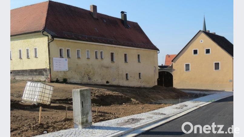 Beim Pfarrheim (links) enstehen neue Parkplätze und nach dem Abbruch des Lernbecher-Hauses wird der Platz auch begrünt. Bild: Köppl, Georg