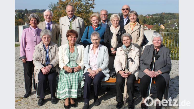 14 ehemalige Klassenkameraden der Geburtsjahrgänge 1937/1938 treffen sich zur gemeinsamen Feier ihres 80. Geburtstags. Rosemarie Wolfellner (links) hat das Treffen organisiert. Bild: prh