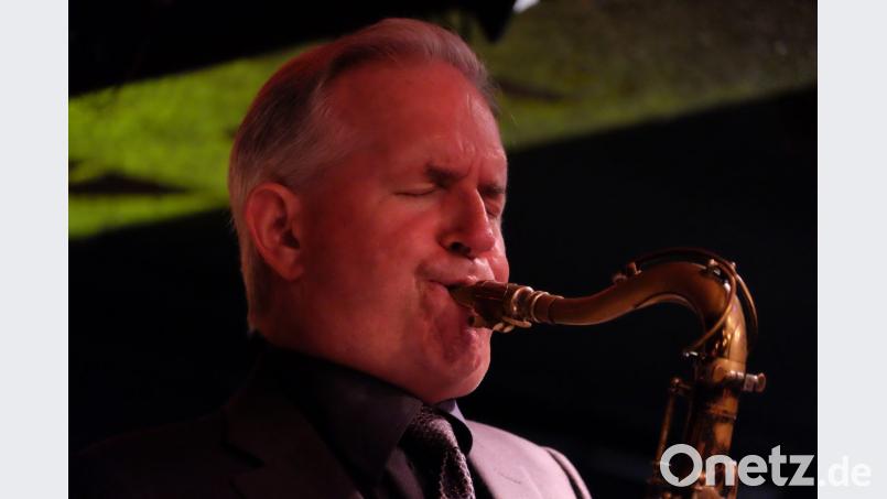 Mit Scott Hamilton (Jahrgang 1954) hat Dusko Goykovich einen kongenialen Partner der fest in der Tradition des Modern Jazz verwurzelt ist. Bild: lr