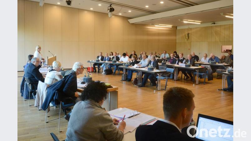 Premiere: Wegen Bauarbeiten im Rathaus tagt der Stadtrat im Schlör-Saal der Max-Reger-Halle. Im Mittelpunkt einer Debatte steht allerdings ein ganz anderer Namensgeber: Franz Grothe. Bild: Gabi Schönberger