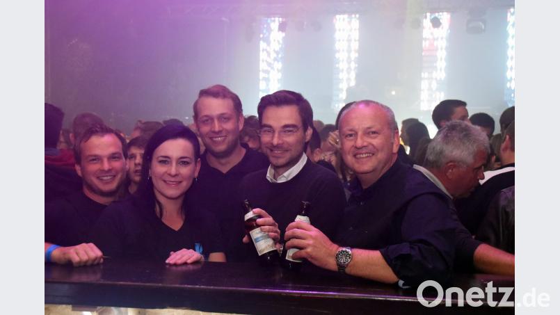 Gäste aus Floß und Umgebung feierten bei der JU-Party „Floß dreht auf“ in der Halle des Ländlichen Burschenvereins. Unter die Gäste mischten sich auf stellvertretender JU-Landesvorsitzender Stephan Oetzinger, Burschenvereinschef Alexander Bauer und Marktgemeinderat Armin Betz. Bild: bgm