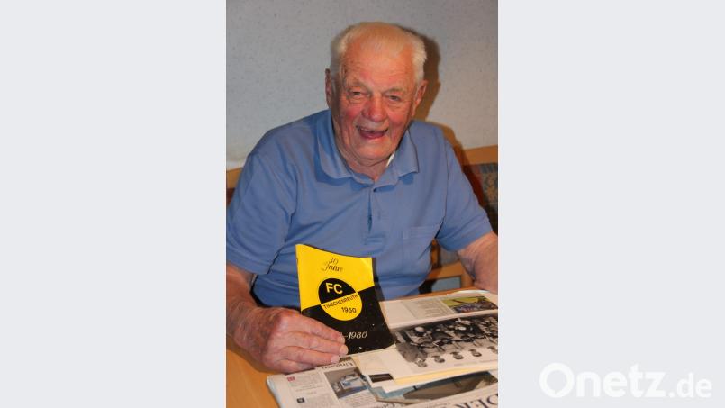Gut gelaunt und immer einen lustigen Spruch auf Lager blättert Hans Zant in den Archiven des FC Tirschenreuth. Bild: kro