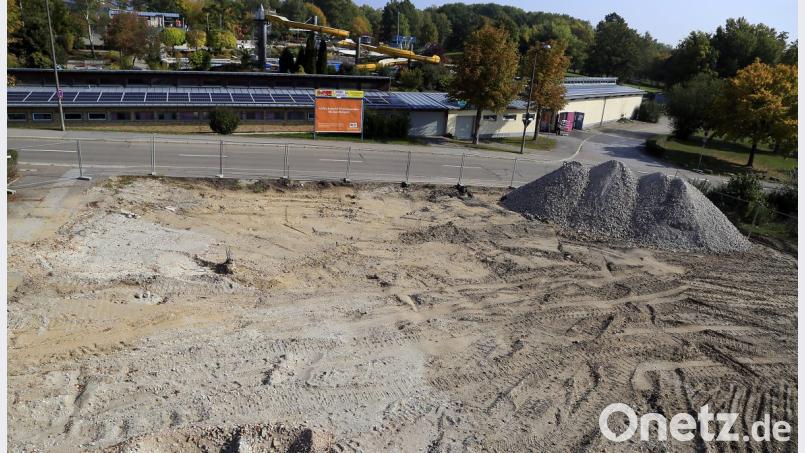 Das Grundstück für den geplanten Landratsamts-Anbau an der Schwimmbadstraße ist bereits freigeräumt. Kommende Woche sollen die ersten Arbeiten zur Erschließung beginnen. Bild: Hösamer