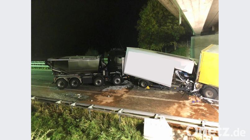 Die Autobahn war nach dem Unfall stundenlang gesperrt. Bild: Alexander Auer