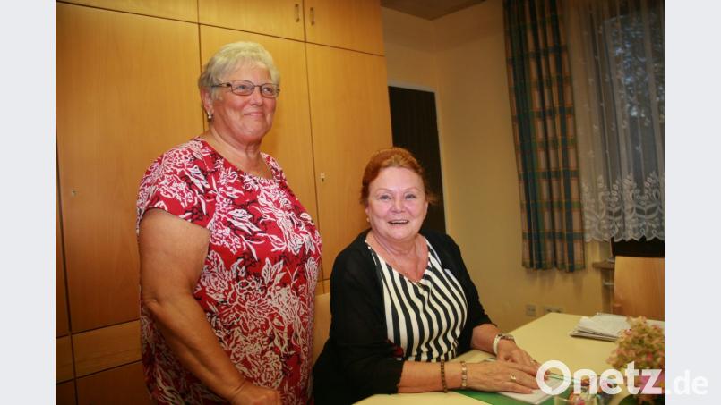 Heilpraktikerin Ulrike Geyer-Rosenthal (rechts) referierte über biblische Heilmittel. Dazu eingeladen hatte der Frauenbund um Vorsitzende Brigitte Weig (links). Bild: wro