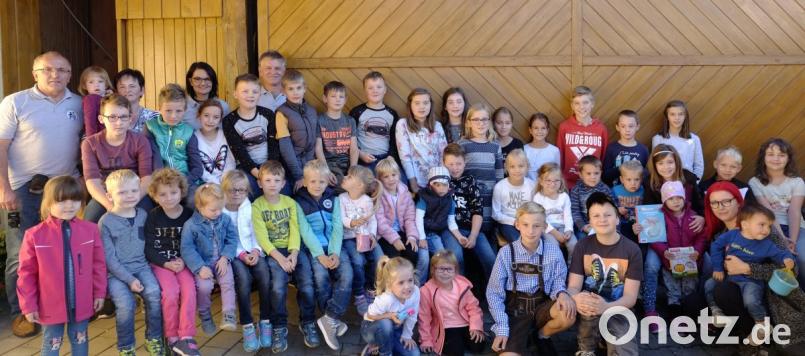 Die Kinderaktion „Wer hat die größte Sellerieknolle“ fiel auf fruchtbaren Boden. Mehr als 60 Kinder beteiligten am Wettbewerb. Das schwerste Prachtstück wog 1467 Gramm. Bild: ohr