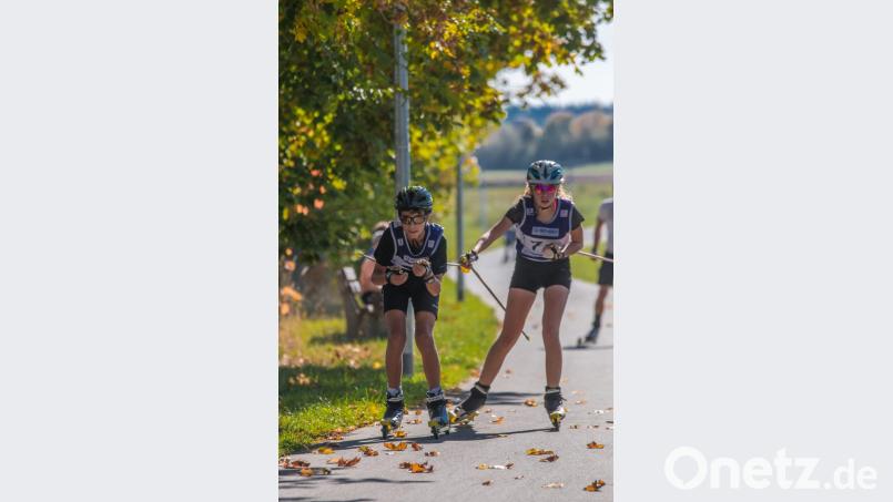 Deniz Bothner (links) und Lisa Gebhard kurz vor der Zielgeraden. Bild: chl