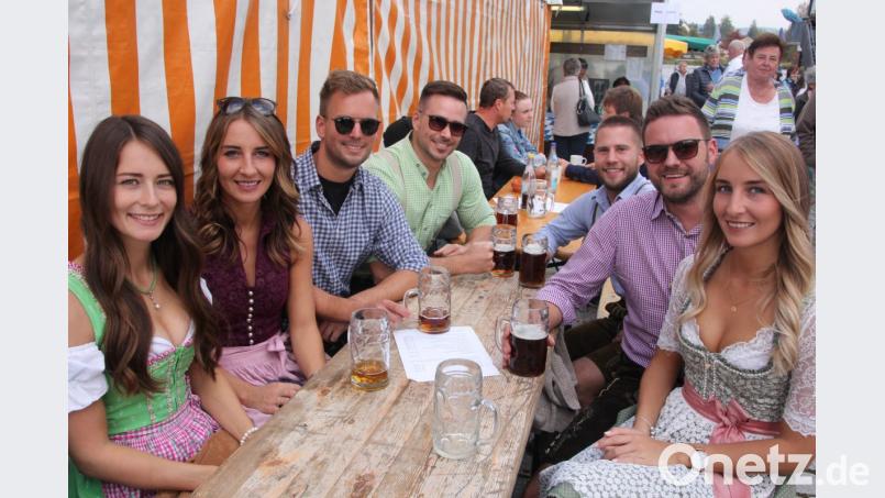 Dirndl und Lederhose waren besonders bei den jungen Leuten beim vierten Tirschenreuther Oktoberfest im Fischhofpark gefragt. Bild: kro
