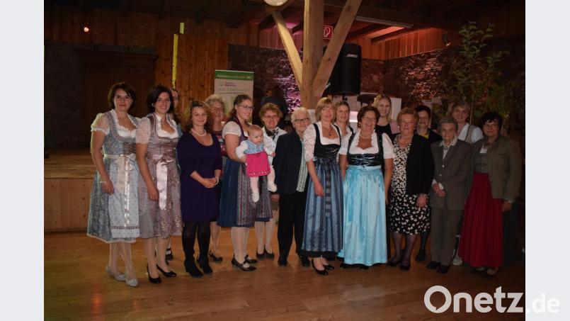 Ein freudiges Wiedersehen gab es für die drei Autorinnen und 15 Protagonistinnen bei der Buchpräsentation auf Schloss Guteneck. Bild: bnr