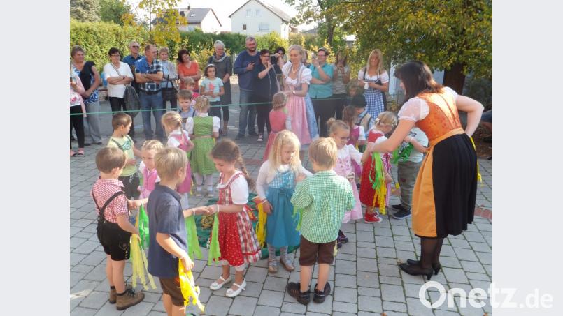 Mit voller Konzentration sind die Kindergartenkinder mit ihren Aufführungen beim Hobbykünstlermarkt bei der Sache. Bild: ibj