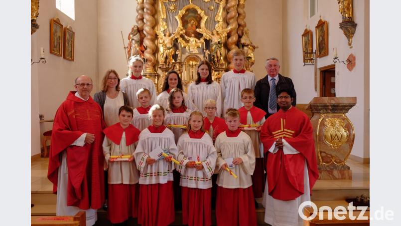 Die neuen Ministranten (vorne, von links) Bastian Fuchs, Andreas Scheuerer, Juliane Krafczyk, Anna Kühner, Bianka Saller, David Forster, Felix Eckl und Daniel Bodensteiner. Umrahmt werden sie von Pfarrer Herbert Rösl (links), Kaplan William Akkala, den Ministrantenbetreuern und den vier Oberministranten. Bild: tkr