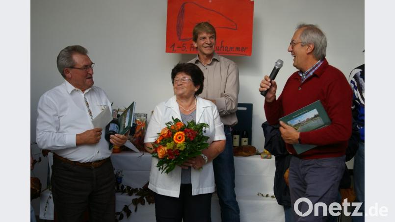 Bürgermeister Franz Mädler dankt Spartenleiter Hans Augsberger und seiner Gattin Leni für geleistete Arbeit. Mit im Bild Schirmherr Michael Rischke Bild: Augsberger