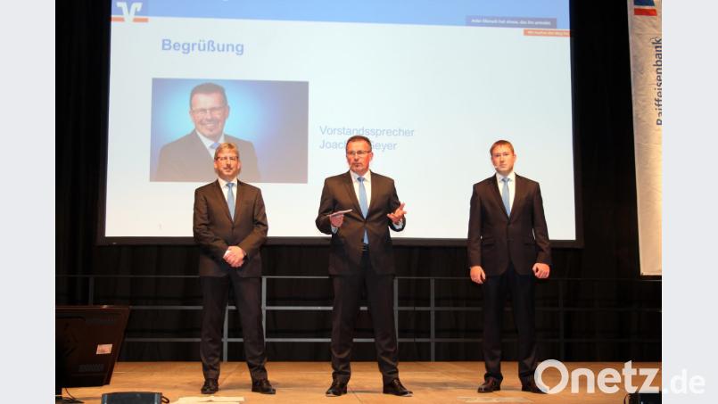 Die Bank-Vorstände (von links) Robert Haubner, Joachim Geyer und Thomas Keck begrüßen gut 700 Gäste zum Mitgliedertag der Raiffeisenbank Oberpfalz NordWest eG. Bild: stg