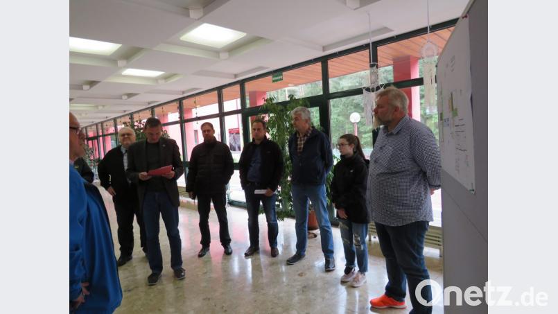 Von einer Investition in die Zukunft spricht Bürgermeister Ernst Schicketanz (mit Ordner) bei der Vorstellung im Bau- und Umweltausschuss. Bild: adj