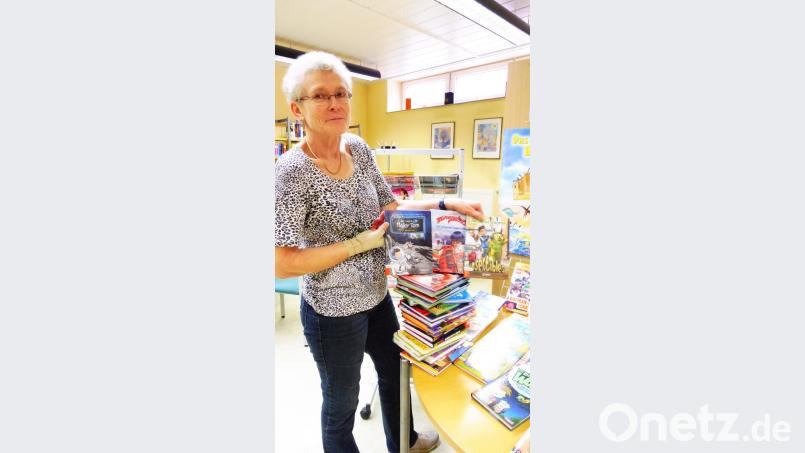 Karin Schielder präsentiert die neuen Kinderbücher. Bild: Lowak