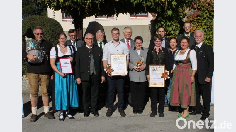 Nach den Ehrungen (von links): Thomas Kryschak, Stefanie Kryschak, Bezirksrat Thomas Gabler, Bürgermeister Winfried Franz, Gauschützenmeister Dietmar Beyer, Simon Weiß, Landtagsabgeordneter Reinhold Strobl, Martina Eckhardt, Kerstin Schmidt, Michael Thurner mit Frau Julia, Landesjugendleiterin Evi Benner-Bittihn, Gaujugendleiter Thomas Borek und OSB-Präsident Franz Brunner. Bild: dl