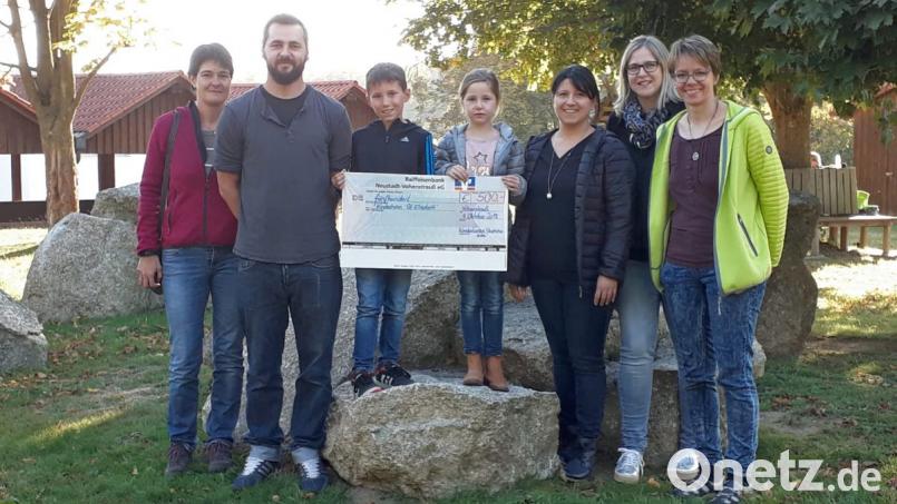 Sonja Reindl, die Geschwister Vincent und Lena Seidl, Bianca Seidl, Gabriele Schwindl und Beate Schuch (von links nach rechts) von der Krabbelgruppe &quot;Quietschenten&quot; übergeben eine 500-Euro-Spende an Bereichsleiter Peter Wasen (Zweiter von links), der Jugendliche stationär im Kinderheim St. Elisabeth in Windischenbach betreut. Bild: dob
