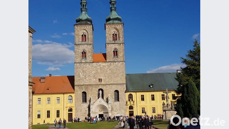 Im Kloster Tepl trafen sich Pilger aus Schwandorf und Sokolov und feierten 25 Jahre Bistum Pilsen. Bild: Hirsch