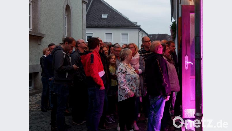 Wie in alten Zeiten standen die Kinobesucher am Samstagabend Schlange vor dem Bärnauer Schlosstheater. Früher kamen hier in der Woche bis zu 900 Zuschauer, um die neuesten Filme zu sehen. Bild: tr